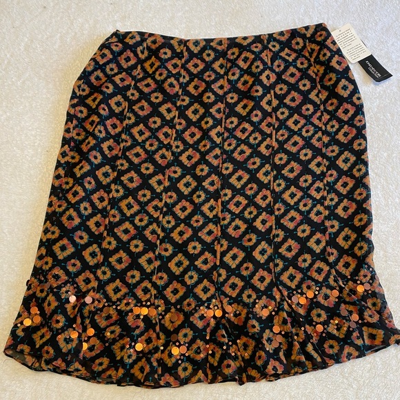 Jones New York Dresses & Skirts - Jones New York 100% silk skirt.  Size 16​ NWT